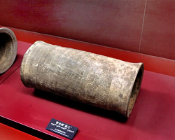 Керамическая труба извлеченная из руин. Музей Anyang, провинция Кёнгидо, Южная Корея